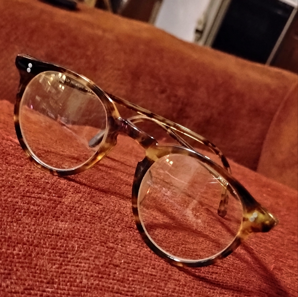 Stylish Tortoiseshell Round Glasses